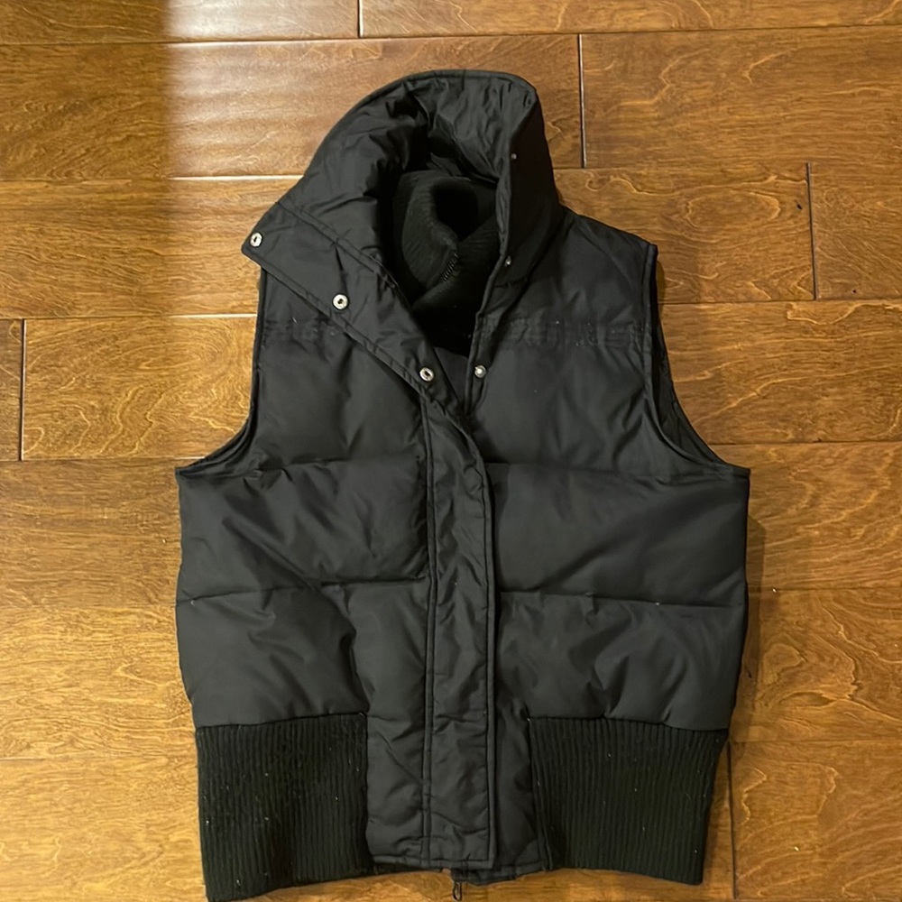 Super on trend Guess vest 50% feather 50% down